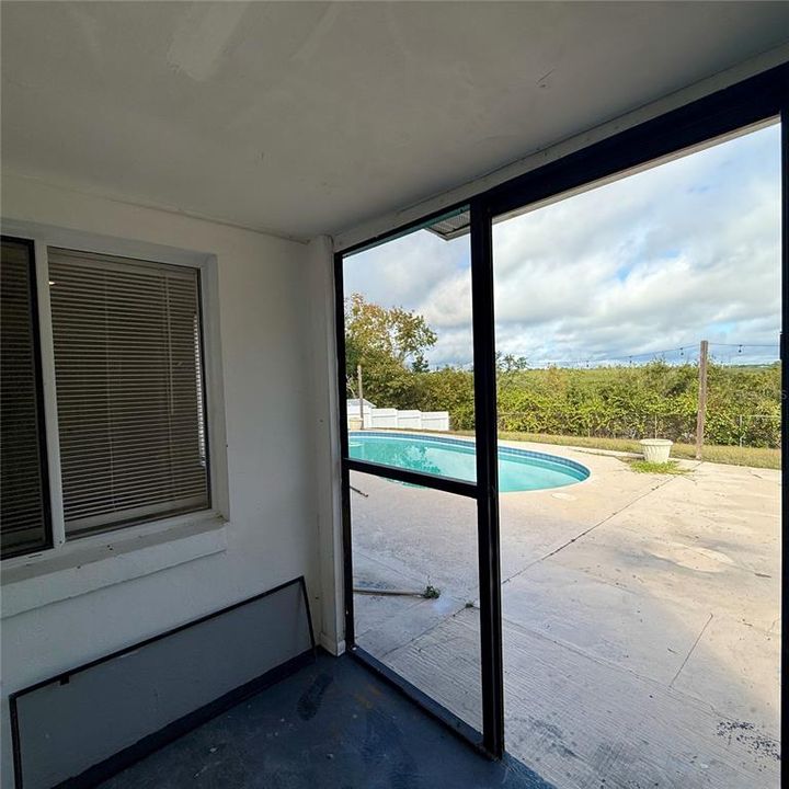 For Sale: $249,000 (2 beds, 2 baths, 896 Square Feet)