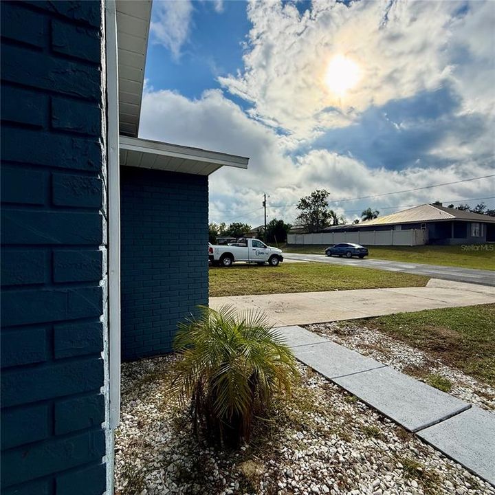 For Sale: $249,000 (2 beds, 2 baths, 896 Square Feet)