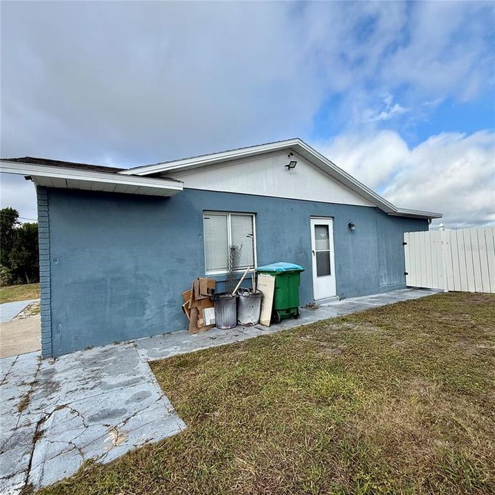 For Sale: $249,000 (2 beds, 2 baths, 896 Square Feet)