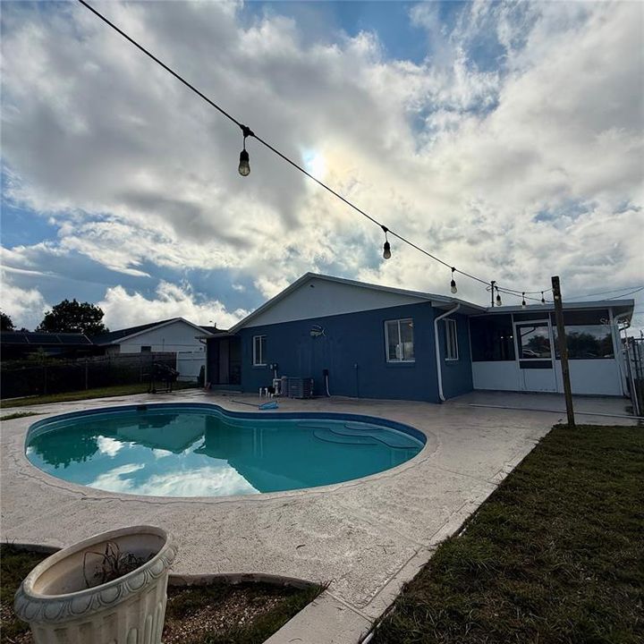 For Sale: $249,000 (2 beds, 2 baths, 896 Square Feet)