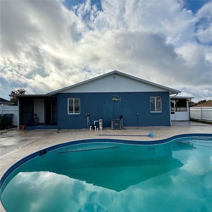 For Sale: $249,000 (2 beds, 2 baths, 896 Square Feet)