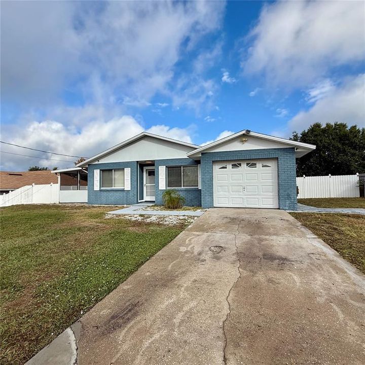 For Sale: $249,000 (2 beds, 2 baths, 896 Square Feet)