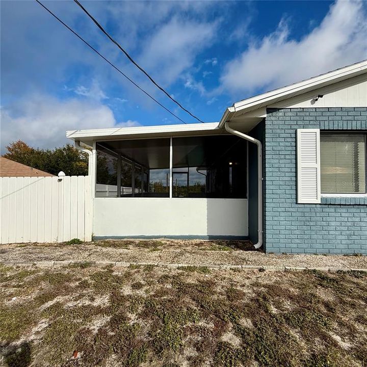 For Sale: $249,000 (2 beds, 2 baths, 896 Square Feet)