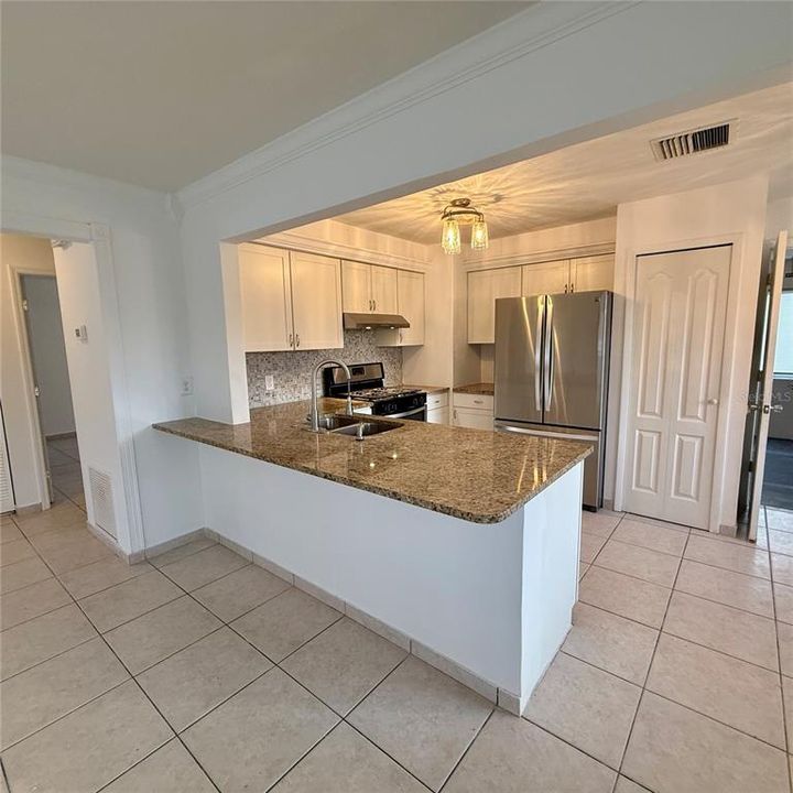 For Sale: $249,000 (2 beds, 2 baths, 896 Square Feet)