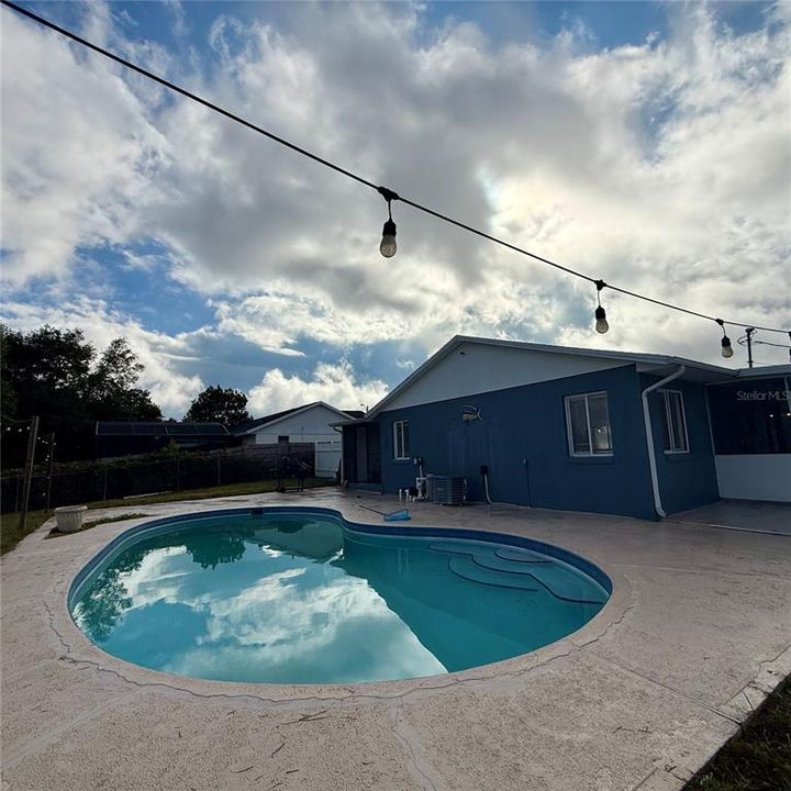 For Sale: $249,000 (2 beds, 2 baths, 896 Square Feet)