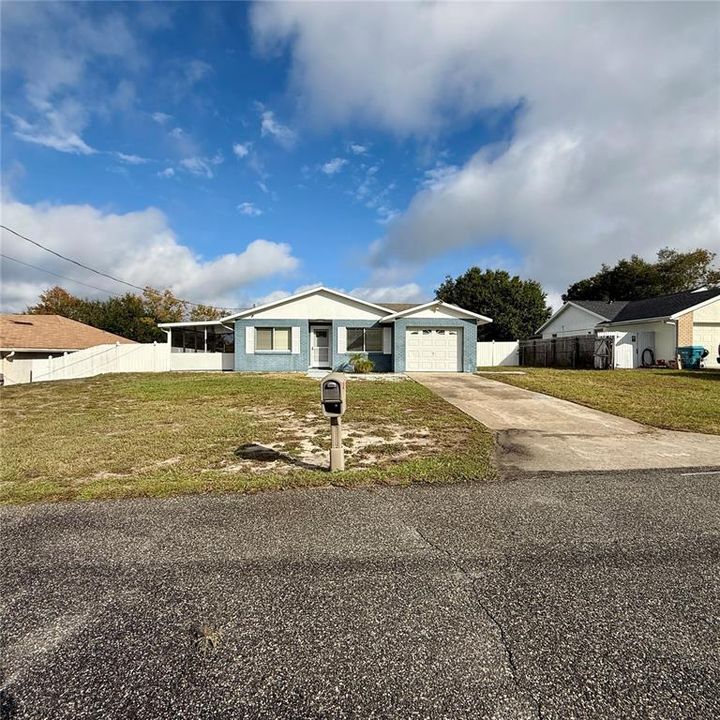 For Sale: $249,000 (2 beds, 2 baths, 896 Square Feet)