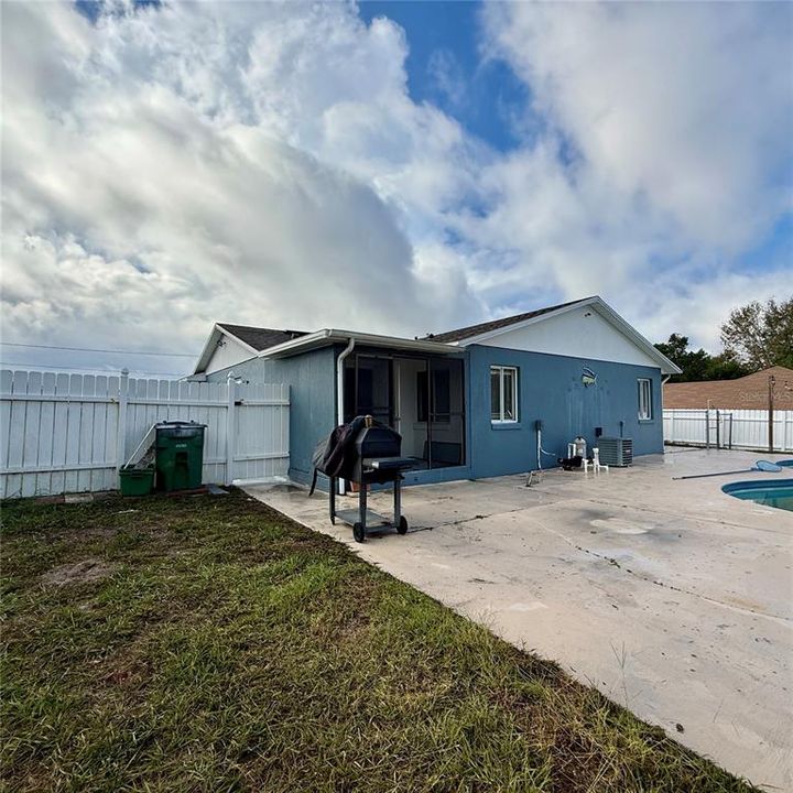 For Sale: $249,000 (2 beds, 2 baths, 896 Square Feet)