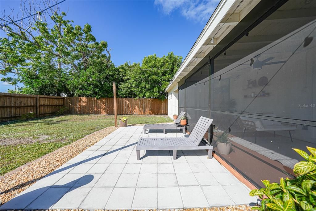 合同活跃: $179,500 (2 贝兹, 1 浴室, 800 平方英尺)