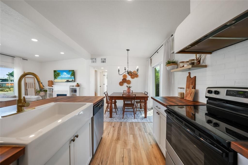 合同活跃: $179,500 (2 贝兹, 1 浴室, 800 平方英尺)