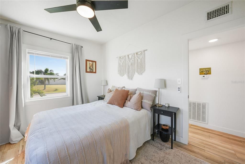 合同活跃: $179,500 (2 贝兹, 1 浴室, 800 平方英尺)