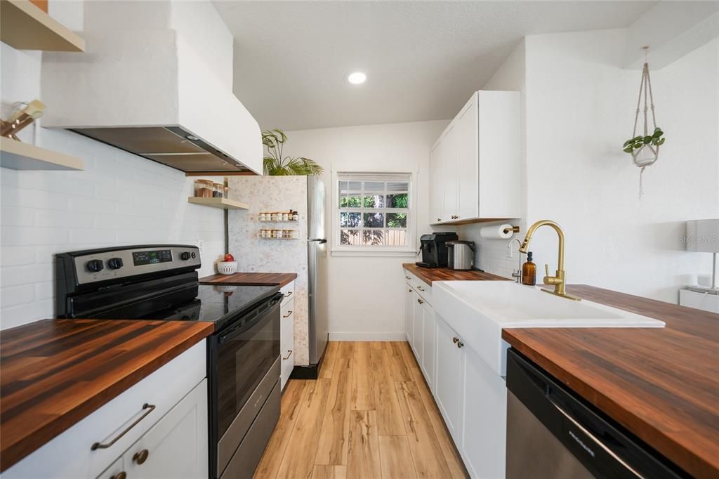 合同活跃: $179,500 (2 贝兹, 1 浴室, 800 平方英尺)