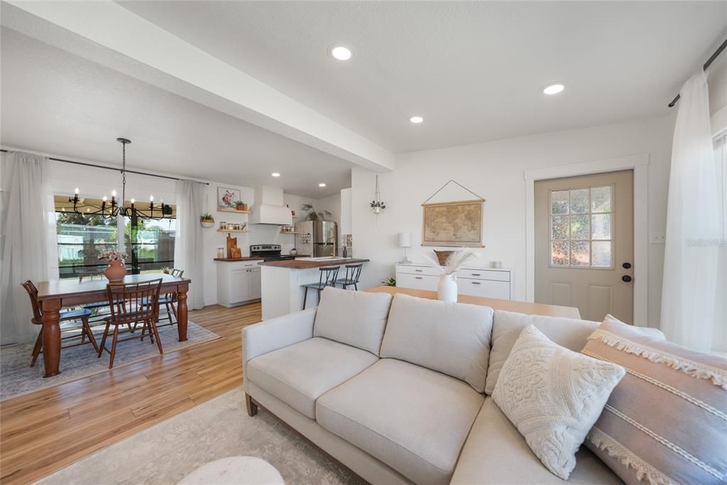 合同活跃: $179,500 (2 贝兹, 1 浴室, 800 平方英尺)