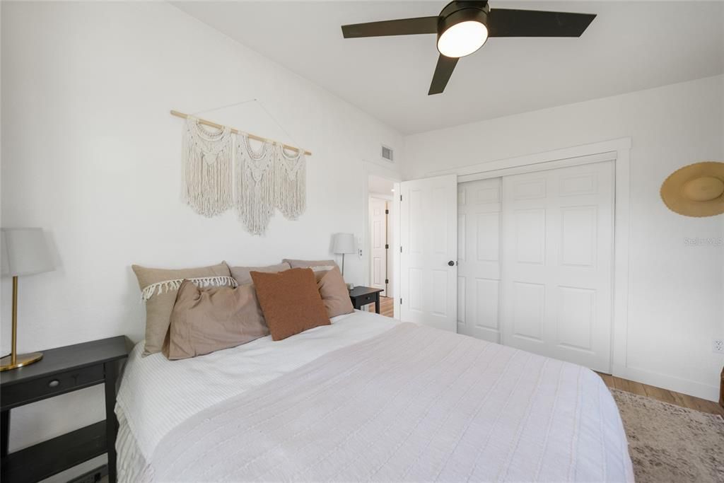 合同活跃: $179,500 (2 贝兹, 1 浴室, 800 平方英尺)