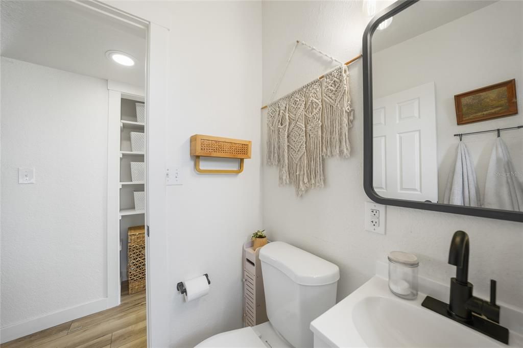 合同活跃: $179,500 (2 贝兹, 1 浴室, 800 平方英尺)