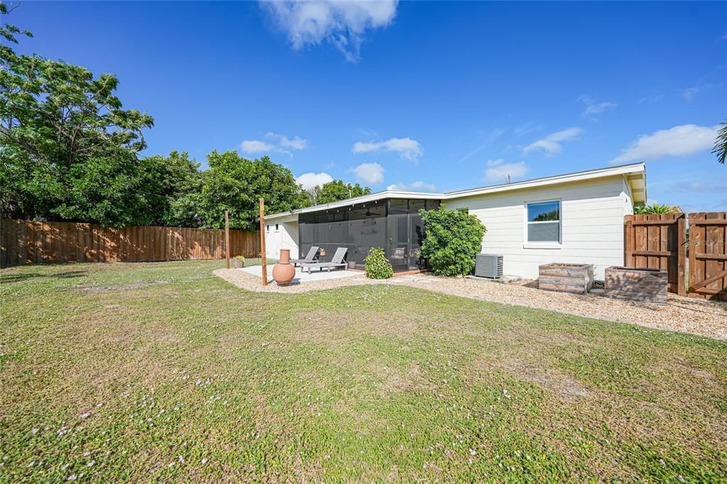 合同活跃: $179,500 (2 贝兹, 1 浴室, 800 平方英尺)