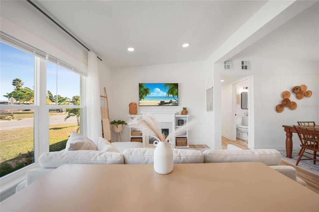 合同活跃: $179,500 (2 贝兹, 1 浴室, 800 平方英尺)