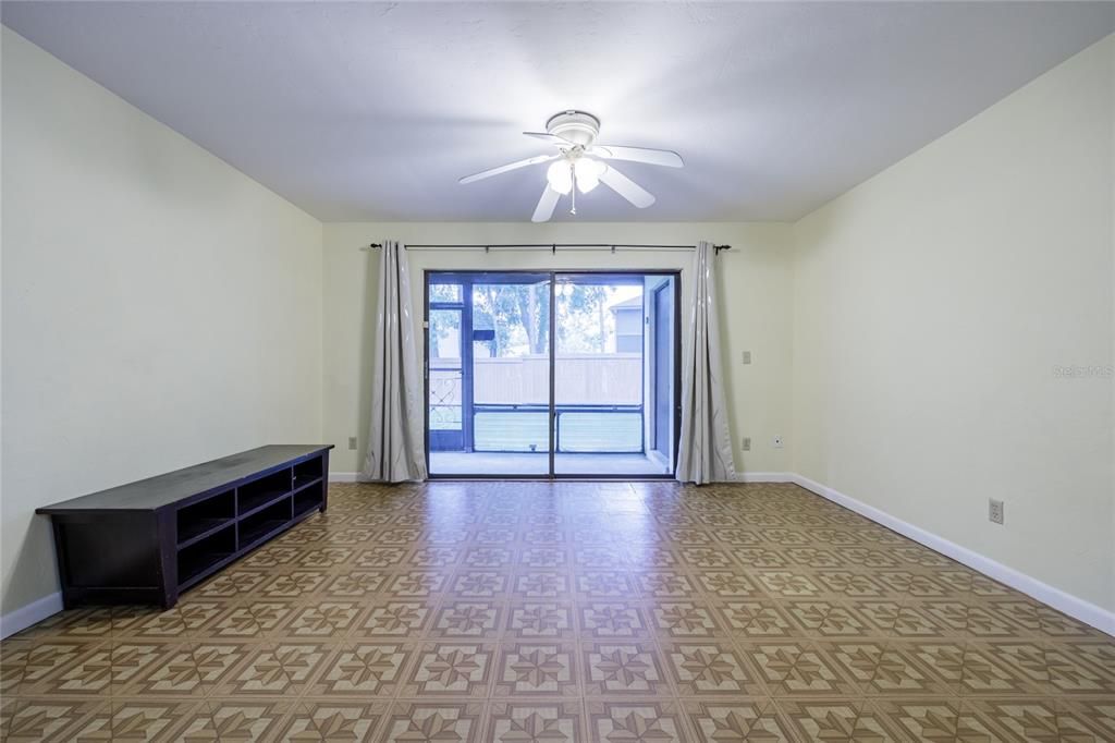 待售: $127,000 (2 贝兹, 1 浴室, 1001 平方英尺)