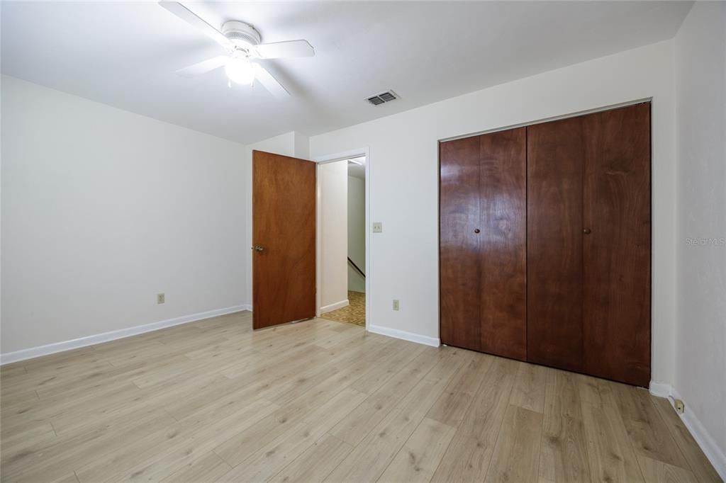 待售: $127,000 (2 贝兹, 1 浴室, 1001 平方英尺)