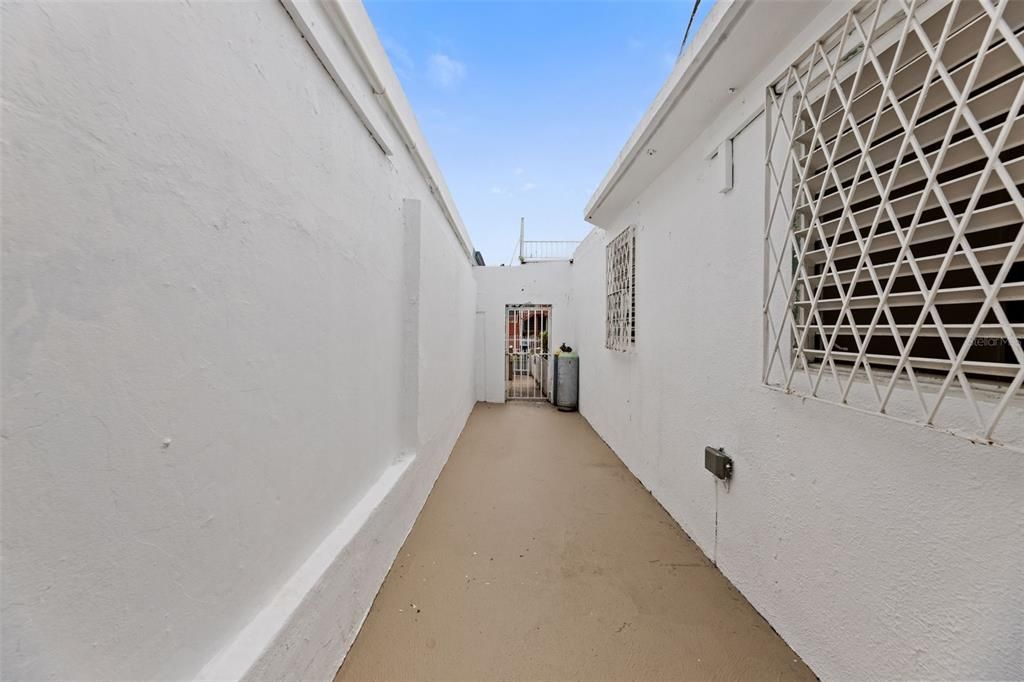 Active With Contract: $215,000 (4 beds, 2 baths, 779 Square Feet)