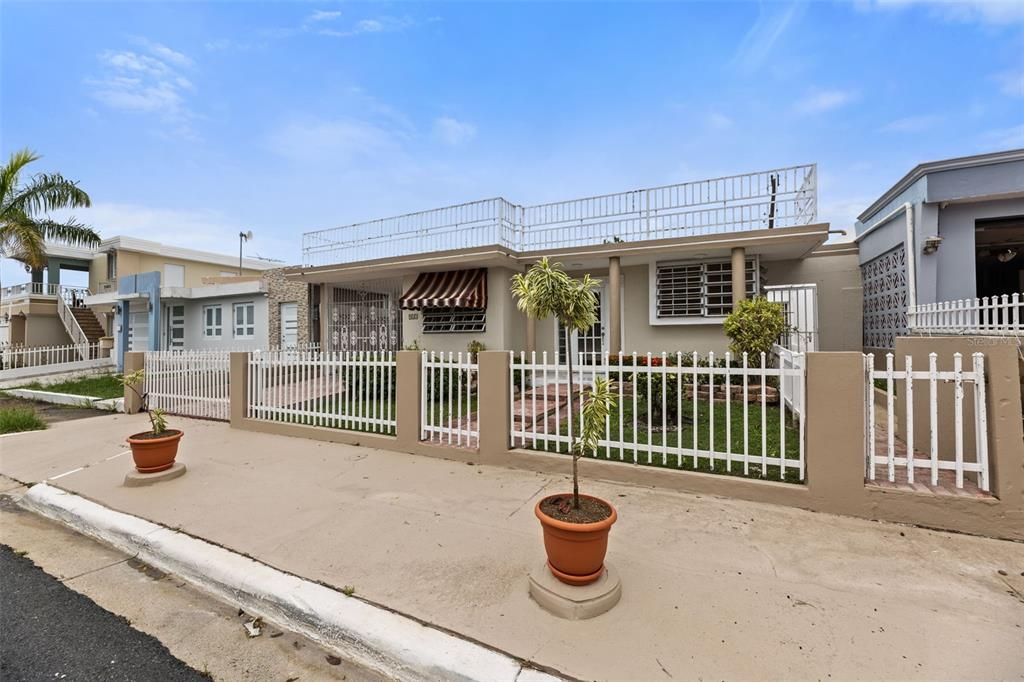 Active With Contract: $215,000 (4 beds, 2 baths, 779 Square Feet)