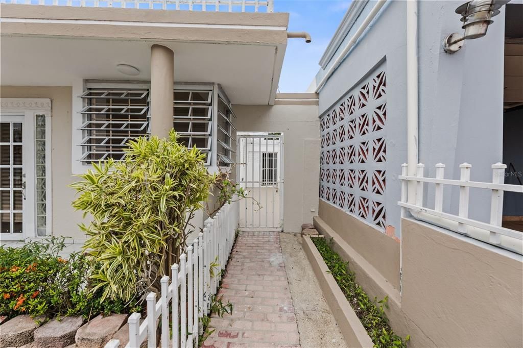 Active With Contract: $215,000 (4 beds, 2 baths, 779 Square Feet)