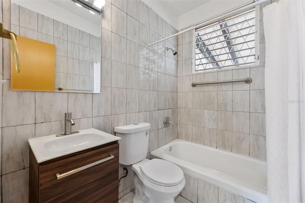 Active With Contract: $215,000 (4 beds, 2 baths, 779 Square Feet)