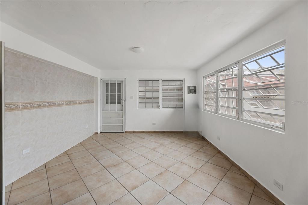 Active With Contract: $215,000 (4 beds, 2 baths, 779 Square Feet)