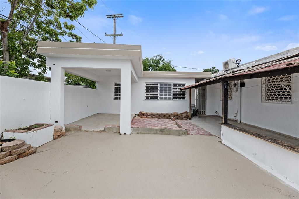 Active With Contract: $215,000 (4 beds, 2 baths, 779 Square Feet)