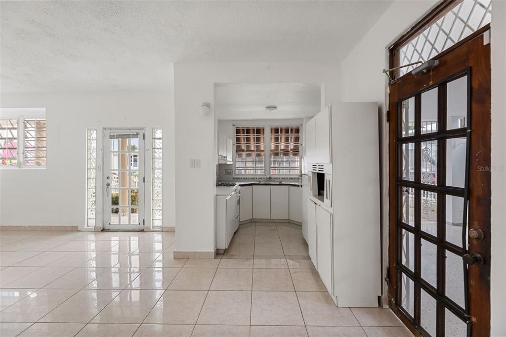 Active With Contract: $215,000 (4 beds, 2 baths, 779 Square Feet)