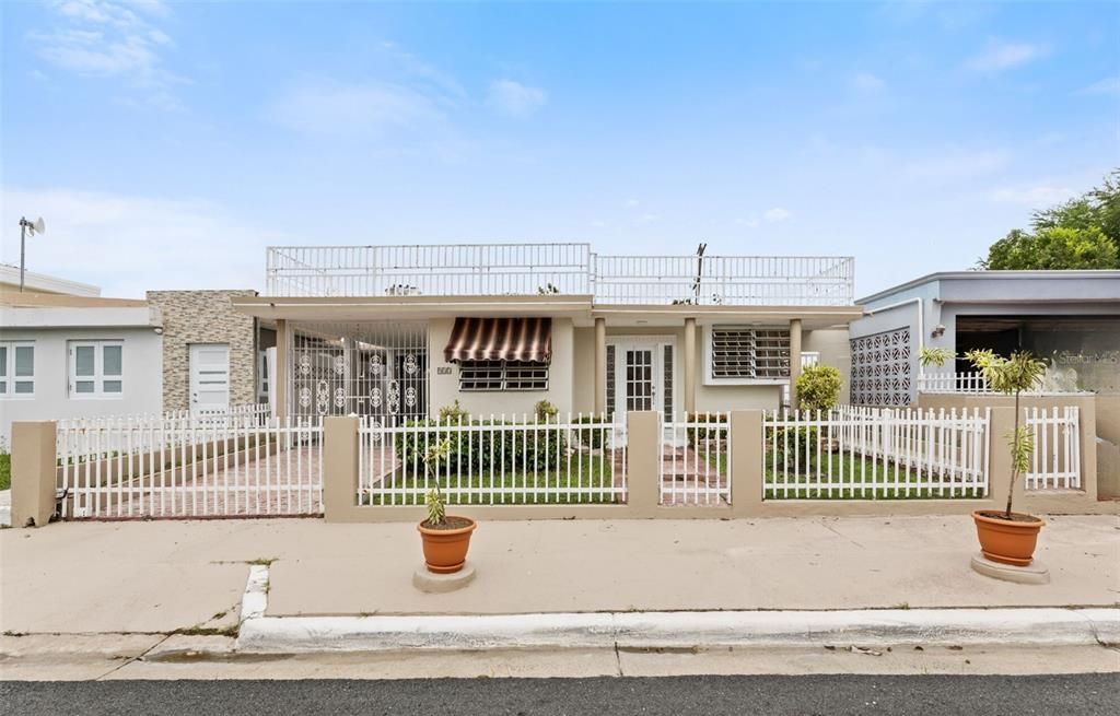 Active With Contract: $215,000 (4 beds, 2 baths, 779 Square Feet)