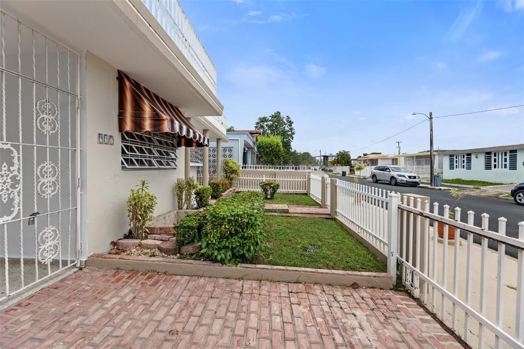 Active With Contract: $215,000 (4 beds, 2 baths, 779 Square Feet)