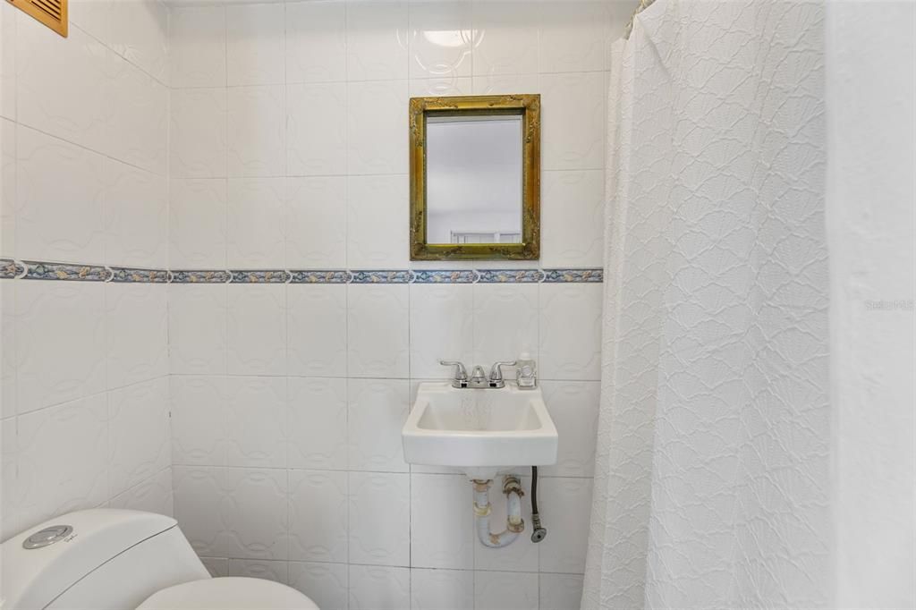 Active With Contract: $215,000 (4 beds, 2 baths, 779 Square Feet)