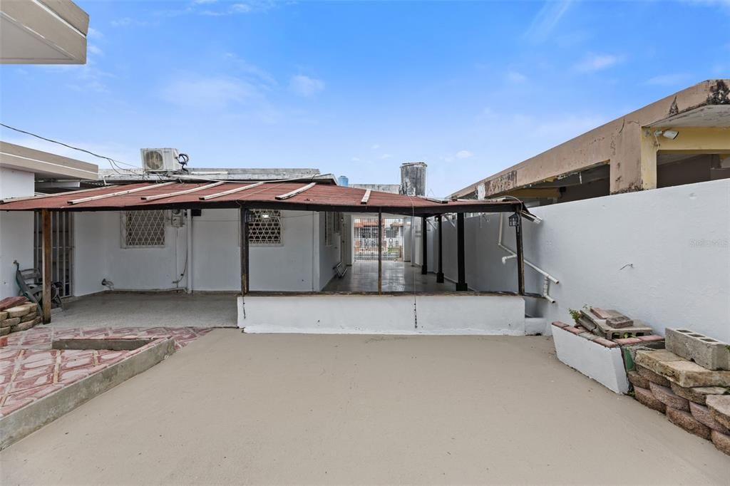 Active With Contract: $215,000 (4 beds, 2 baths, 779 Square Feet)