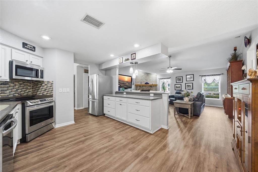 Под контрактом: $440,000 (3 спален, 2 ванн, 1768 Квадратных фут)