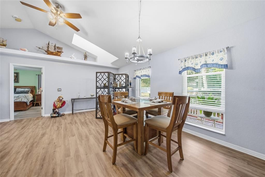 Под контрактом: $440,000 (3 спален, 2 ванн, 1768 Квадратных фут)