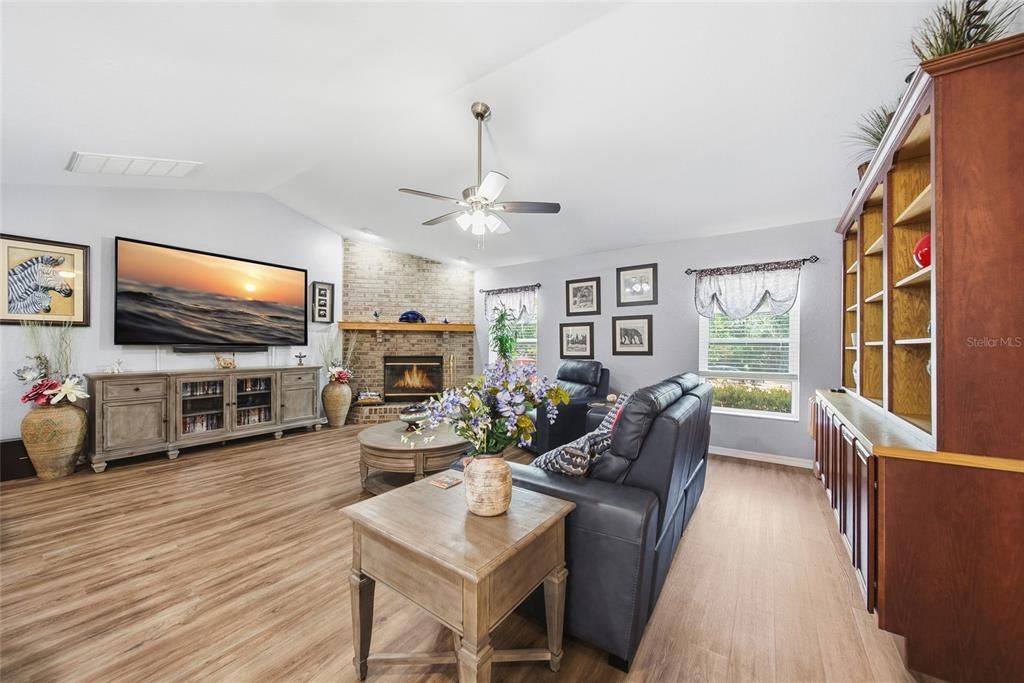 Под контрактом: $440,000 (3 спален, 2 ванн, 1768 Квадратных фут)