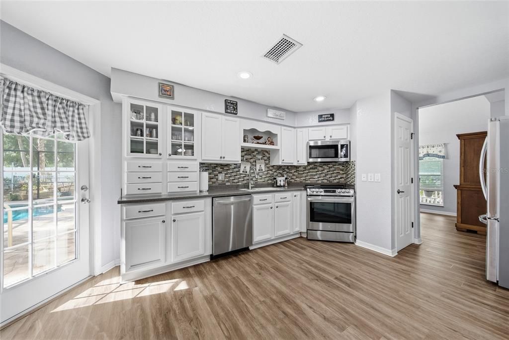 Под контрактом: $440,000 (3 спален, 2 ванн, 1768 Квадратных фут)