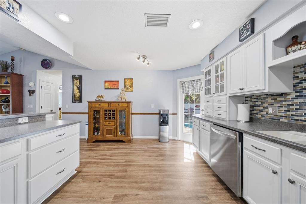 Под контрактом: $440,000 (3 спален, 2 ванн, 1768 Квадратных фут)