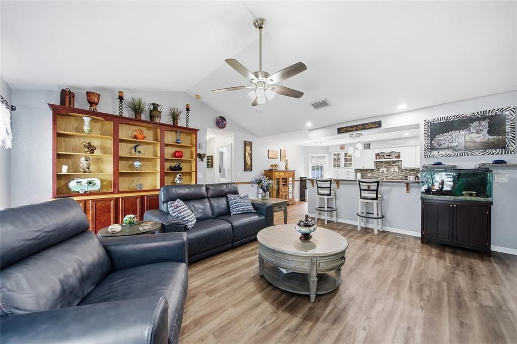 Под контрактом: $440,000 (3 спален, 2 ванн, 1768 Квадратных фут)