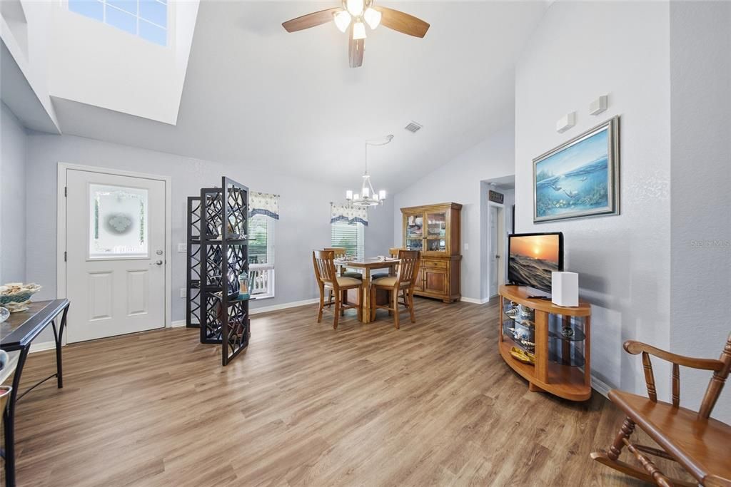 Под контрактом: $440,000 (3 спален, 2 ванн, 1768 Квадратных фут)