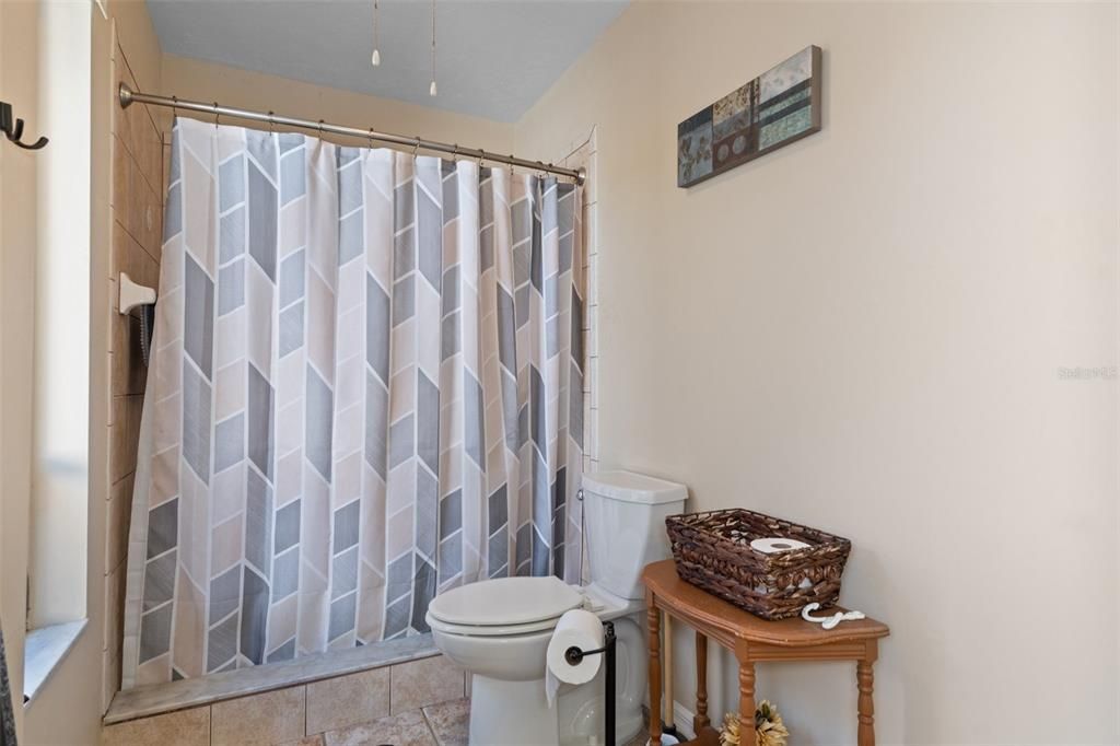 Под контрактом: $355,000 (3 спален, 3 ванн, 1876 Квадратных фут)