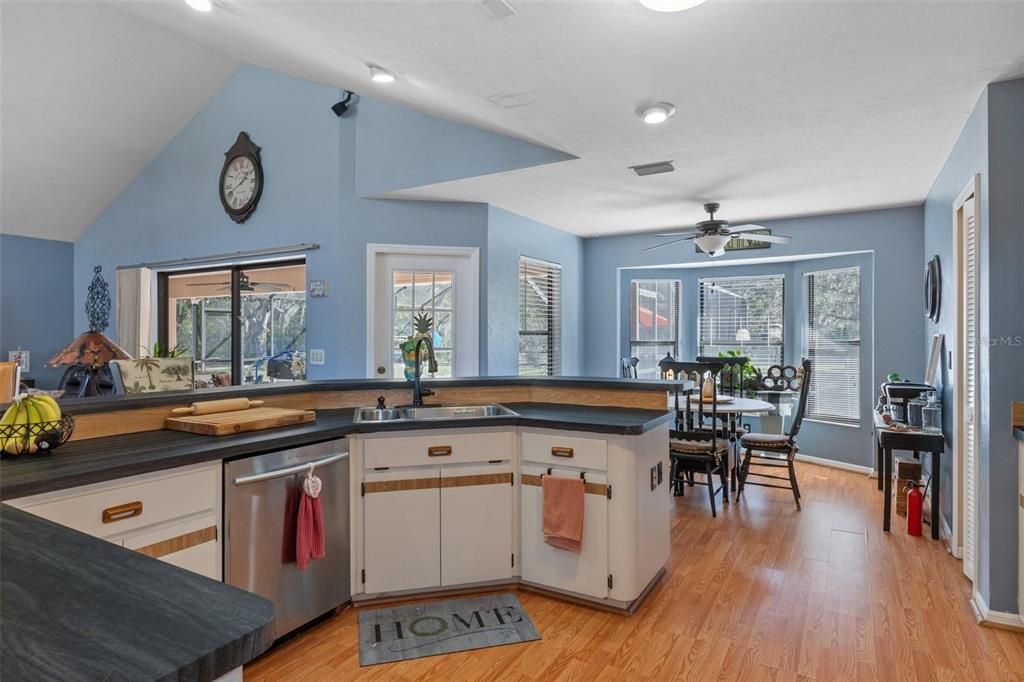 Под контрактом: $355,000 (3 спален, 3 ванн, 1876 Квадратных фут)