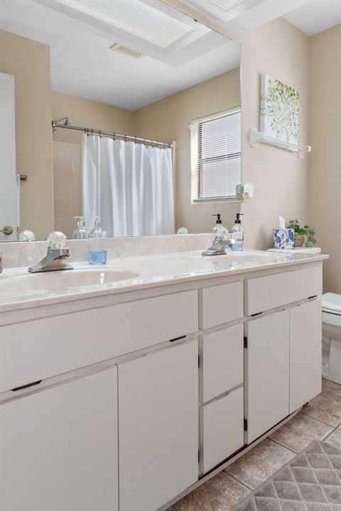 Под контрактом: $355,000 (3 спален, 3 ванн, 1876 Квадратных фут)