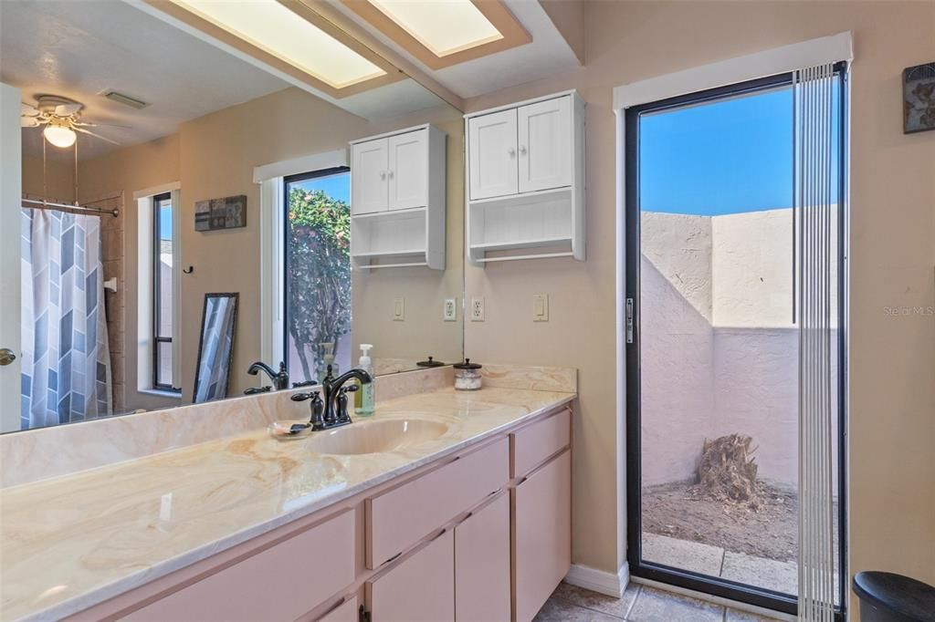 Под контрактом: $355,000 (3 спален, 3 ванн, 1876 Квадратных фут)