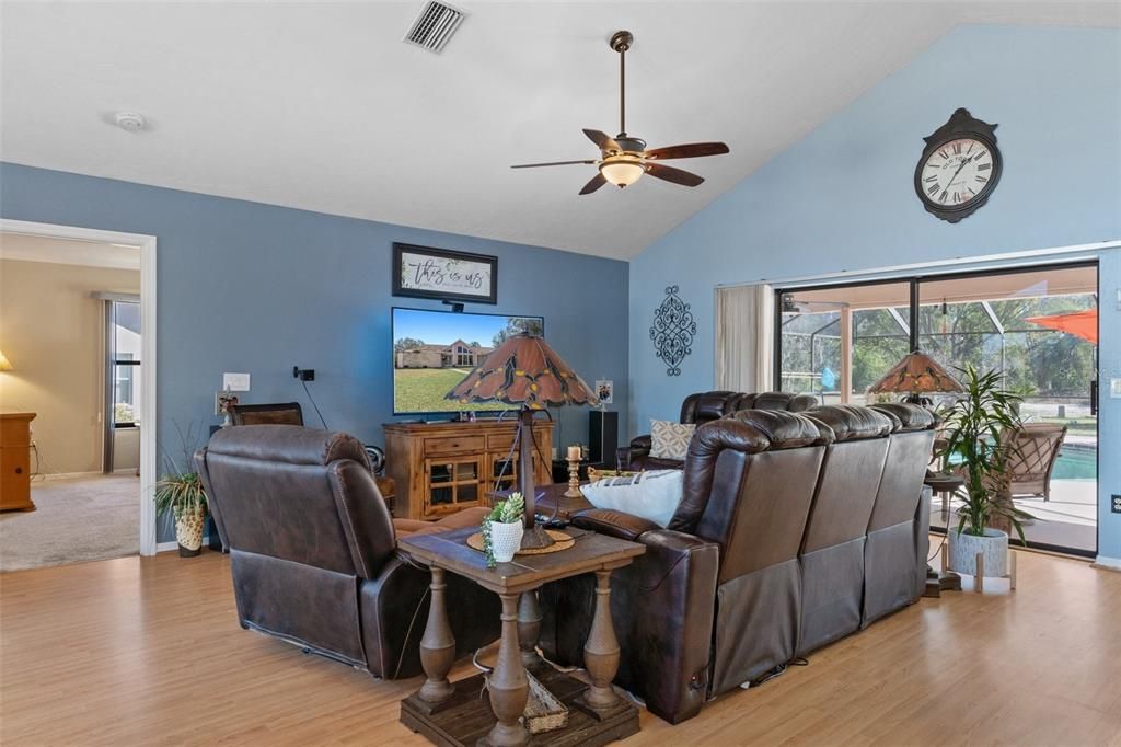 Под контрактом: $355,000 (3 спален, 3 ванн, 1876 Квадратных фут)