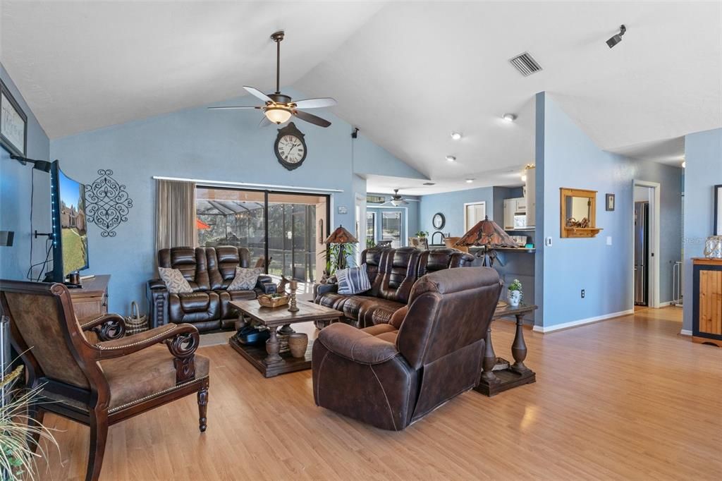 Под контрактом: $355,000 (3 спален, 3 ванн, 1876 Квадратных фут)