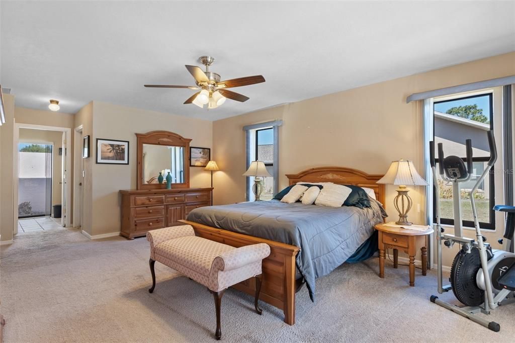 Под контрактом: $355,000 (3 спален, 3 ванн, 1876 Квадратных фут)