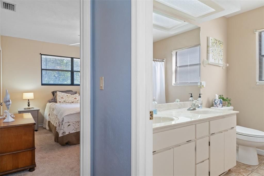 Под контрактом: $355,000 (3 спален, 3 ванн, 1876 Квадратных фут)