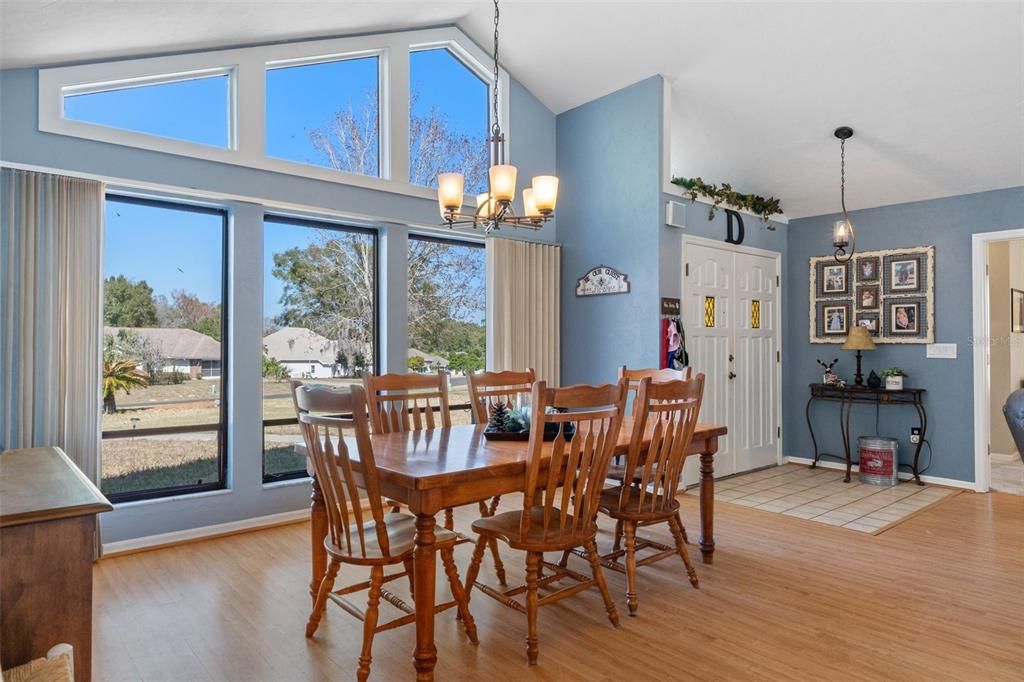 Под контрактом: $355,000 (3 спален, 3 ванн, 1876 Квадратных фут)