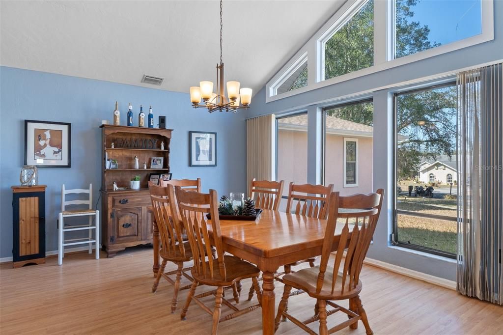 Под контрактом: $355,000 (3 спален, 3 ванн, 1876 Квадратных фут)